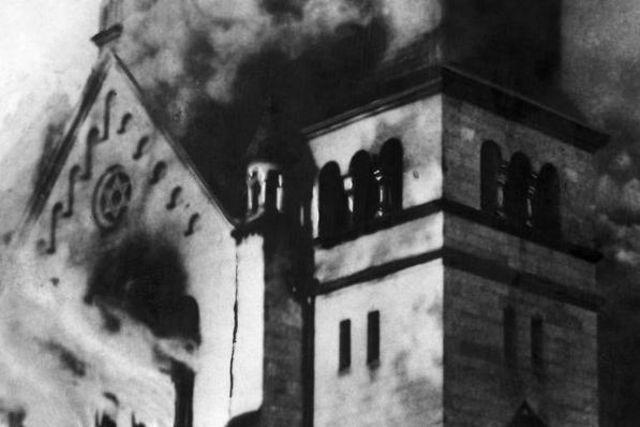 Une synagogue incendiée en 1938, lors de la «nuit de cristal» Image: Keystone